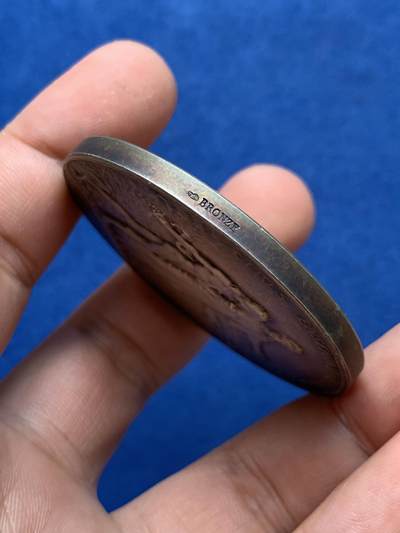 《竞宝斋》第406场 周日，周一，2场连拍 （全场包邮） 1896年法国农业协会玛丽安娜镀银奖章 Dubois作品 经典的女神与播种者形象 背景有飞鸟群、磨坊、谷仓、耕牛 小章显大景 空间感极强 人物力量感十足 画面张力尽显 法系大家的风范！品相极佳。直径：50mm，重：71.6g 丰饶角铜标