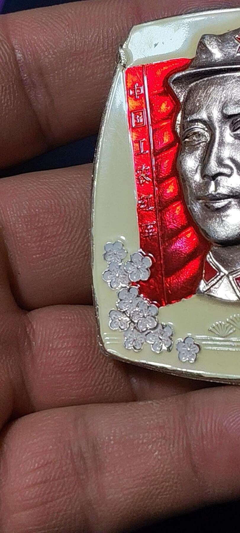 毛主席像章，梅花章和挥手章 漂亮的异形方版彩色梅花像章，品相尺寸如图