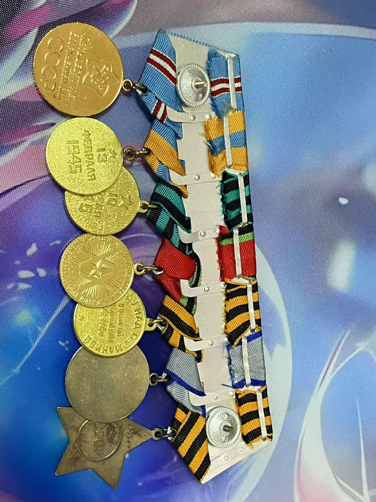苏联勋章拍卖 8月6日结束 本次有抗美援朝苏联飞行员红旗 击落佩刀F86战机的红旗参拍 机不可失失不再来 找不到的加我qq或者微信都是184277308备注苏章拍卖。最好加微信群每次都会通知还有提前可以一口价的 最近会持续拍卖一些东西。