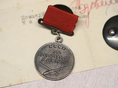 大猫徽章拍卖 第275期 苏联战功红星套 档案齐全 女军官事迹