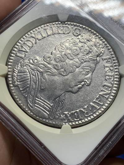 《竞宝斋》第406场 周日，周一，2场连拍 （全场包邮） NGC MS61 法国 1711/o 三王冠埃居银币，巴黎造币厂，银币正面为身着古代罗马式披风的路易十四老年胸像，背面三顶王冠及三个鸢尾花徽组成的图案，中间的字母“A”为巴黎造币厂厂标，此币曾被猫眼姐姐收藏过 盒子背面小磕