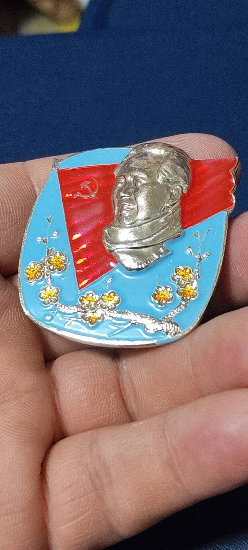 精品毛主席像章拍场，梅花章和挥手章