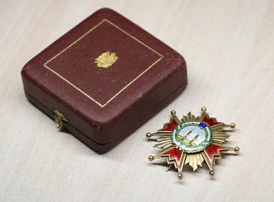 大猫徽章拍卖 第275期 西班牙天主教伊莎贝拉勋章星芒 弗朗哥时期原盒银制珐琅