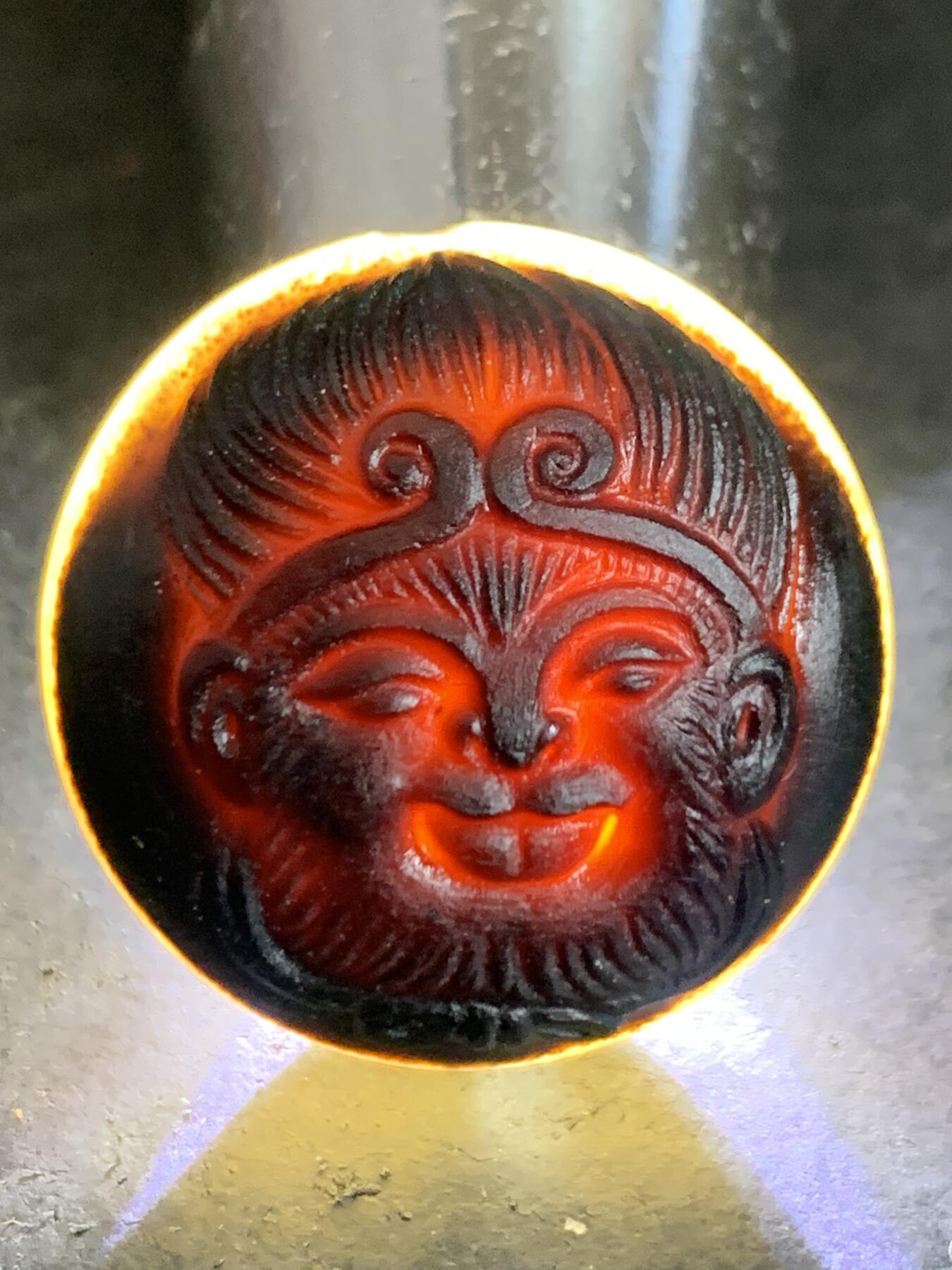 精品冻料药师玛瑙手工雕刻齐天大圣孙悟空板珠（背云）一颗。