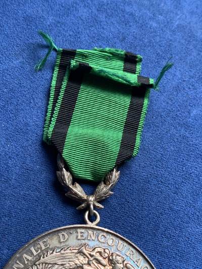 《竞宝斋》第406场 周日，周一，2场连拍 （全场包邮） 1914年法国国家鼓励善行协会纪念银章 银标 带原盒少见 字迹对应 总重约49.9克