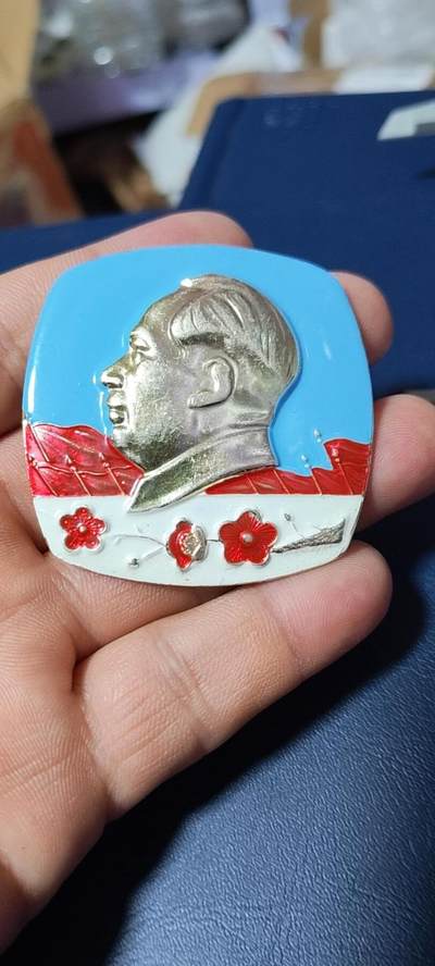 精品毛主席像章拍场，梅花章和挥手章 - 漂亮的异形方版彩色梅花像章，品相尺寸如图