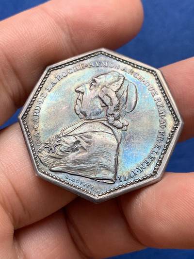 《竞宝斋》第406场 周日，周一，2场连拍 （全场包邮） 兰斯教士会议八角银代币 15克 33.9mm 正面兰斯大主教 背面和平女神与正义女神站立相拥 R2级稀有度 好品