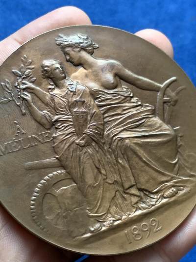 《竞宝斋》第406场 周日，周一，2场连拍 （全场包邮） 1892年法国大铜章 政治家Jules Meline纪念（Ponscarme作品）少见款，带原盒。背面清凉装女神漂亮。尺寸：68mm，重：141g