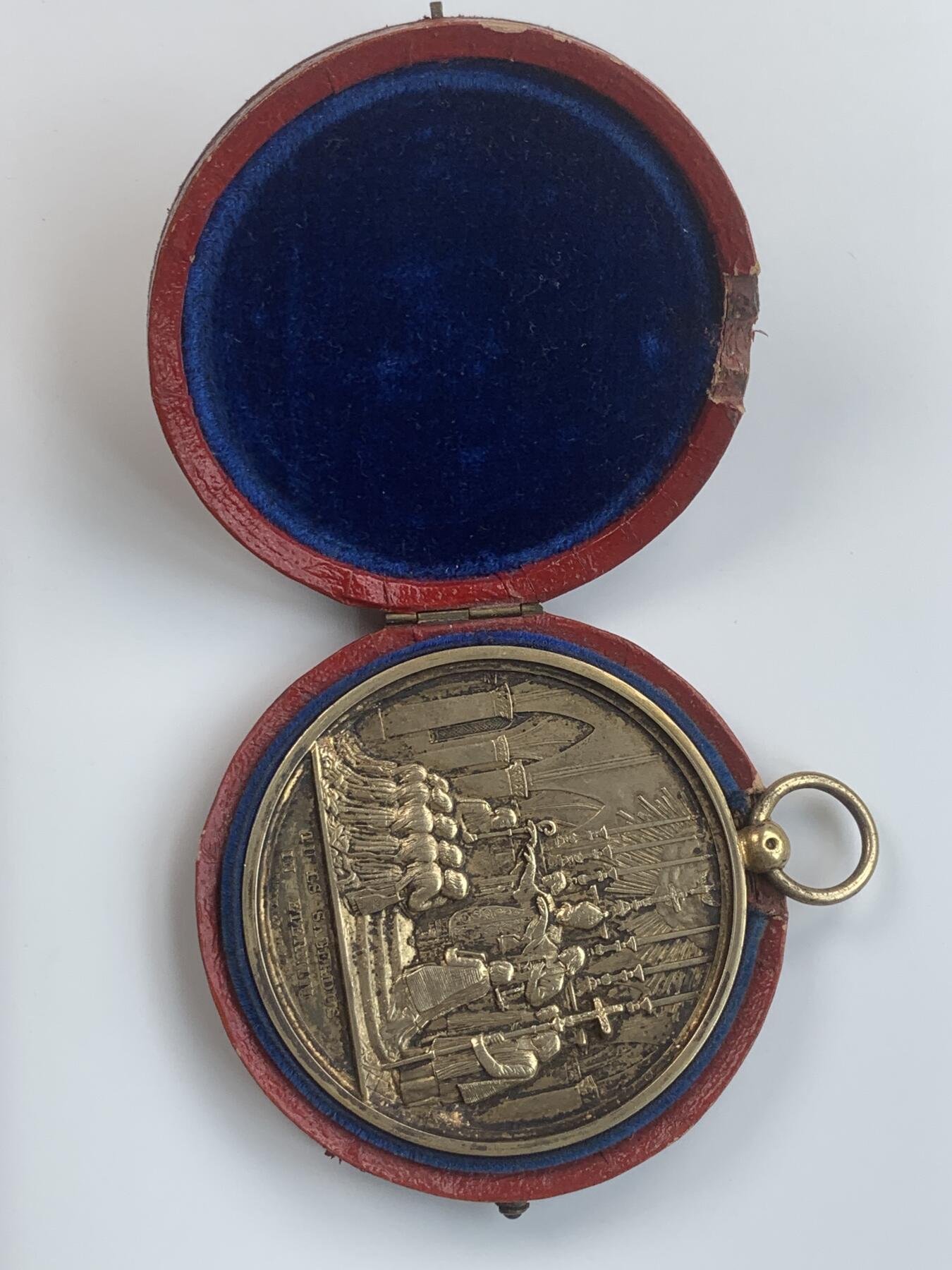 掌中浮雕-藏着的欧洲第032场 1877年法国宗教仪式镀金铜章， 61.5mm，为吊环特别改造的盒子