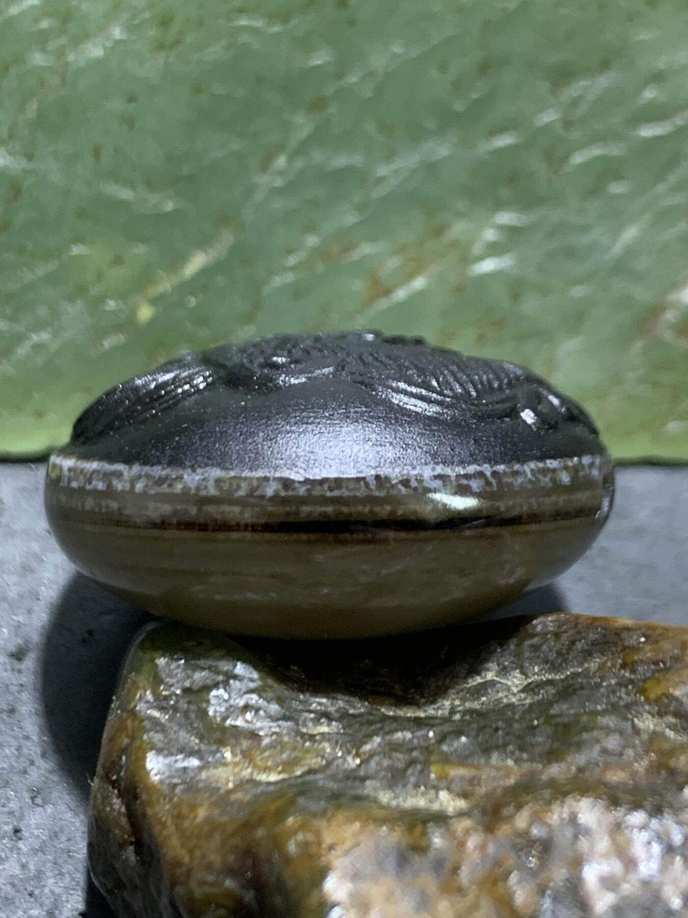 精品冻料药师玛瑙手工雕刻齐天大圣孙悟空板珠（背云）一颗。