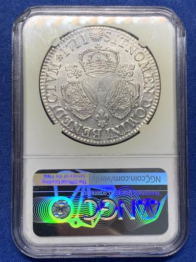 《竞宝斋》第406场 周日，周一，2场连拍 （全场包邮） NGC MS61 法国 1711/o 三王冠埃居银币，巴黎造币厂，银币正面为身着古代罗马式披风的路易十四老年胸像，背面三顶王冠及三个鸢尾花徽组成的图案，中间的字母“A”为巴黎造币厂厂标，此币曾被猫眼姐姐收藏过 盒子背面小磕
