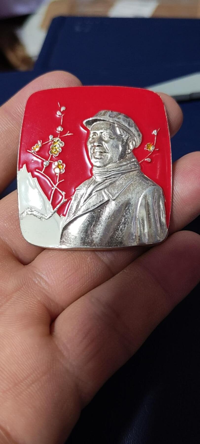 精品毛主席像章拍场，梅花章和挥手章