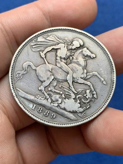 《竞宝斋》第406场 周日，周一，2场连拍 （全场包邮） 英国1889年老维高冠马剑克朗银币 细节见图