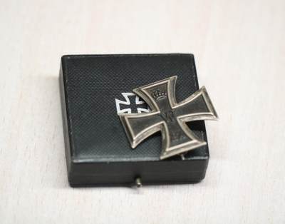 大猫徽章拍卖 第275期 一战帝德一级铁十字勋章，带原盒，ko厂标，背刻有得主获得时间，漆面良好