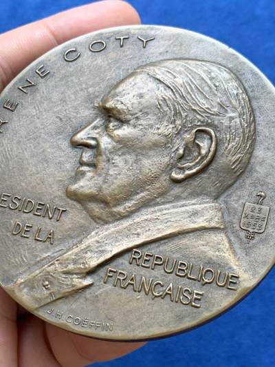 《竞宝斋》第406场 周日，周一，2场连拍 （全场包邮） 1953年法国总统雷内·科蒂纪念大铜章 179.7克 82.2mm 丰饶角铜标