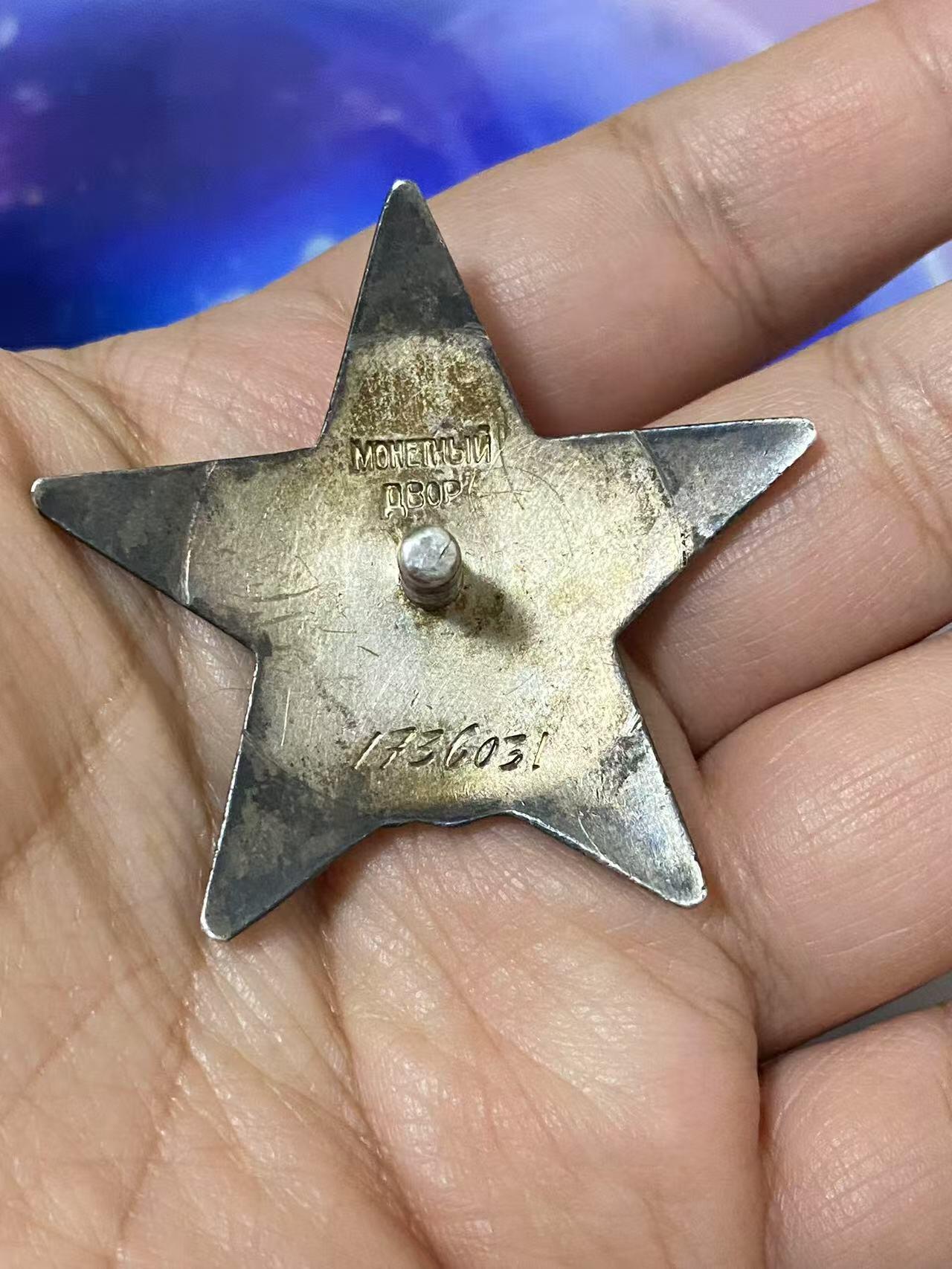 苏联勋章拍卖 8月6日结束 本次有抗美援朝苏联飞行员红旗 击落佩刀F86战机的红旗参拍 机不可失失不再来 找不到的加我qq或者微信都是184277308备注苏章拍卖。最好加微信群每次都会通知还有提前可以一口价的 最近会持续拍卖一些东西。 苏联二战红星勋章 1736031 坦克营政委 好品无磕碰 轻微佩戴痕迹 Ныник Федор Иванович 大尉 第1坦克军荣膺苏沃洛夫勋章的117红旗乌涅奇坦克旅2营政治副指挥员两次战斗消灭坦克48+20辆坦克 敌军1000+1000各种汽车装甲车火炮很多。申请一级为国。实发红星。非常好的坦克营政委指挥部队作战，第一坦克军精锐
