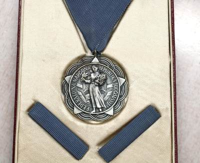 大猫徽章拍卖 第275期 南斯拉夫功勋奖章，这枚奖章1945年至1985年，仅颁发了845枚，为奖章的早期版本，正面缩写为FNRJ，代表着南斯拉夫联邦人民共和国。