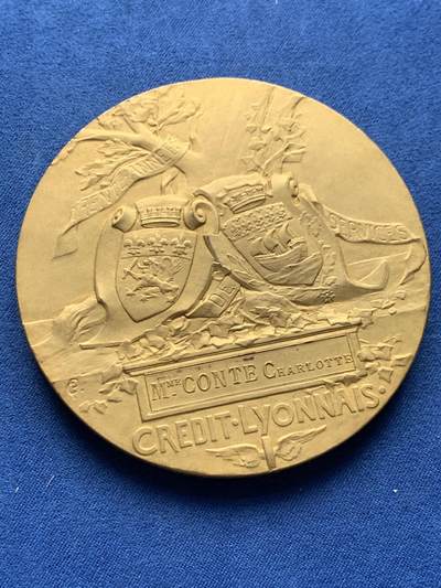 《竞宝斋》第406场 周日，周一，2场连拍 （全场包邮） 法国1910年里昂信贷银行创始人亨利镀金铜质纪念章 超大尺寸 直径80.5mm 重量233g 丰饶角BRONZE边铭 带原盒，状态非常好！