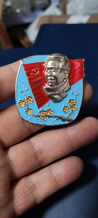 精品毛主席像章拍场，梅花章和挥手章 - 漂亮的异形方版彩色梅花像章，品相尺寸如图