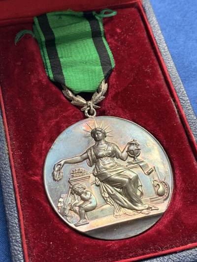 《竞宝斋》第406场 周日，周一，2场连拍 （全场包邮） 1914年法国国家鼓励善行协会纪念银章 银标 带原盒少见 字迹对应 总重约49.9克