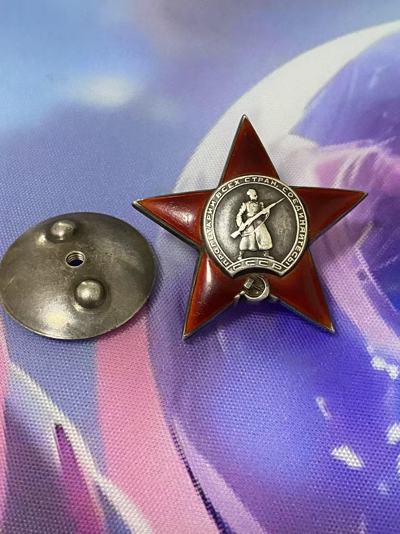 苏联勋章拍卖 8月6日结束 本次有抗美援朝苏联飞行员红旗 击落佩刀F86战机的红旗参拍 机不可失失不再来 找不到的加我qq或者微信都是184277308备注苏章拍卖。最好加微信群每次都会通知还有提前可以一口价的 最近会持续拍卖一些东西。 苏联二战红星勋章 327696 好品无磕碰 几个角顶部有些小瑕疵 介意勿拍 Глухарев Василий Никонович 副炮长兼瞄准手 在我军部队作战队形上空出现了以轰炸为目的的30架JU-87敌机。当时敌机从云层后出来，开始向我军炮兵作战队形俯冲，瞄准手格卢哈列夫不断向俯冲的敌机猛烈开火，因此1架JU-87起火并坠毁在了瓦尔基村地域内。非常好的有详细记录的个人高炮团击落。