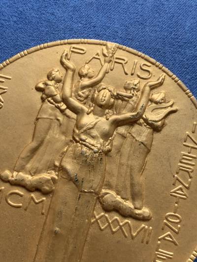 《竞宝斋》第406场 周日，周一，2场连拍 （全场包邮） 名家名作大师DAMMANN作巴黎艺术与技术博览会镀金银质大章 219.1克 76.9mm 丰饶角2银 带盒   银质罕见 值得收藏