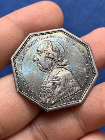 《竞宝斋》第406场 周日，周一，2场连拍 （全场包邮） 兰斯教士会议八角银代币 15克 33.9mm 正面兰斯大主教 背面和平女神与正义女神站立相拥 R2级稀有度 好品