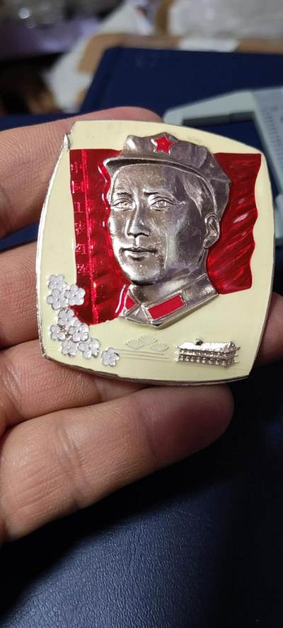精品毛主席像章拍场，梅花章和挥手章 - 漂亮的异形方版彩色梅花像章，品相尺寸如图