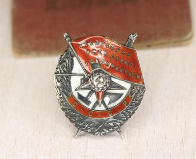 大猫徽章拍卖 第275期 苏联双红旗一卫套 档案齐全 全部原配银轮