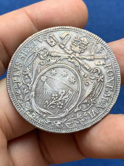 《竞宝斋》第406场 周日，周一，2场连拍 （全场包邮） 意大利教皇国1780年教皇庇护六世斯库多大银，彩色油性老包浆 边缘有焊接痕迹