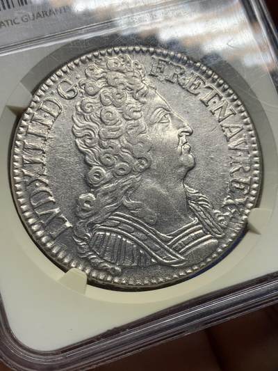 《竞宝斋》第406场 周日，周一，2场连拍 （全场包邮） NGC MS61 法国 1711/o 三王冠埃居银币，巴黎造币厂，银币正面为身着古代罗马式披风的路易十四老年胸像，背面三顶王冠及三个鸢尾花徽组成的图案，中间的字母“A”为巴黎造币厂厂标，此币曾被猫眼姐姐收藏过 盒子背面小磕