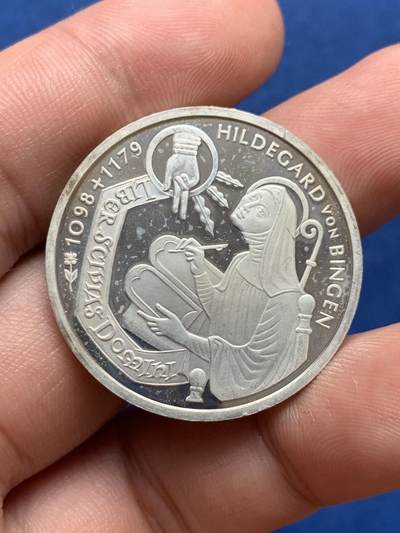 《竞宝斋》第406场 周日，周一，2场连拍 （全场包邮） 德国1998年中世纪神学家希尔德加德·冯·宾根10马克纪念银币，925银，15.5g。