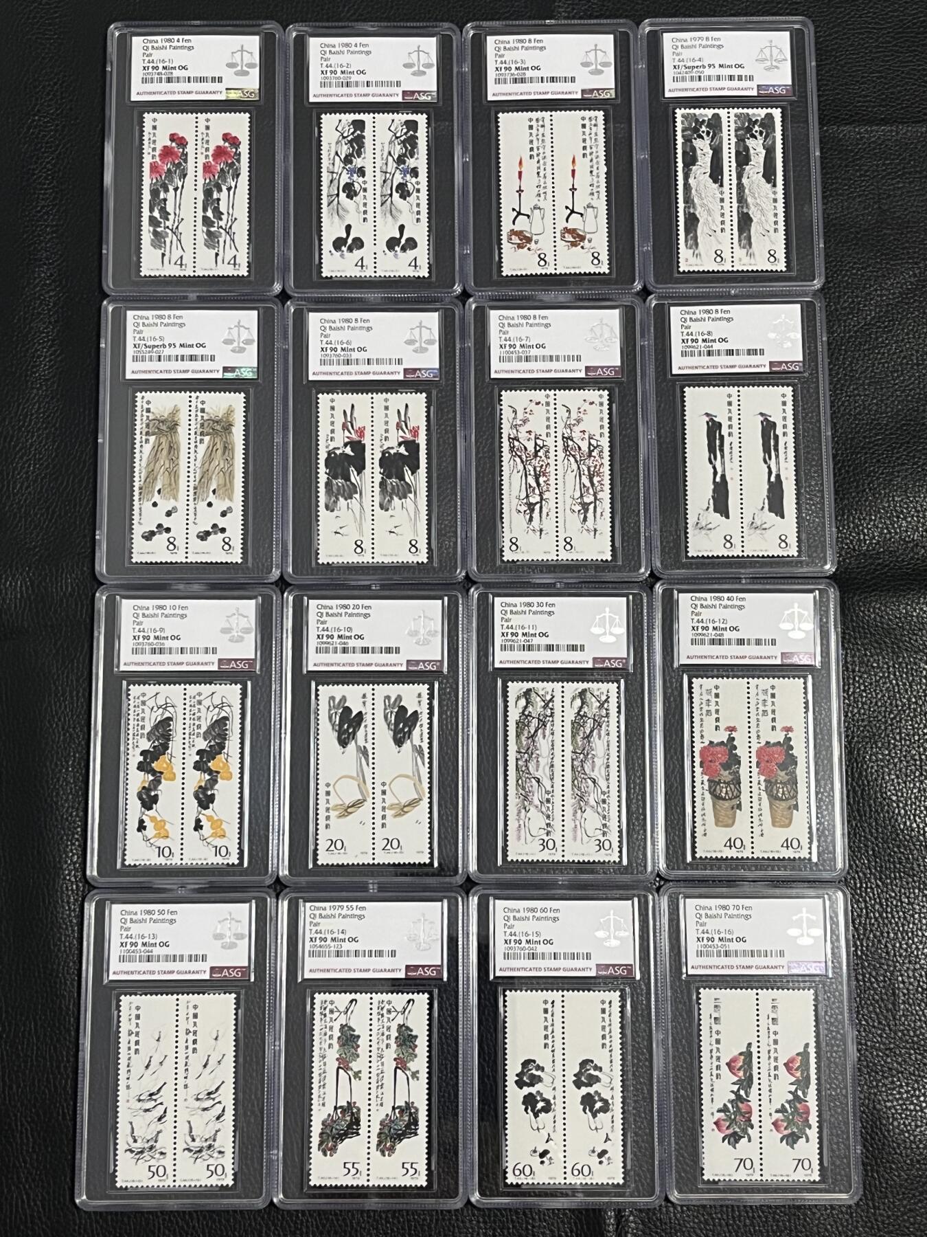 洪涛臻品批发群 精选邮票限时拍卖第1059期  T44 齐白石（双联）十六枚大全套， ASG评级-4-5两枚95OG，其余90OG，中盒无划痕   撕版送评，非常难得。 双连入盒非常漂亮，高分混分性价比高、欣赏价值高。 四大金刚之一 永远的经典品种。（中盒评级费1枚150+，16枚单单评级费就要2400+，2套票成本1600，评级成本4000左右，注意抄底）末图之前成交价做参考