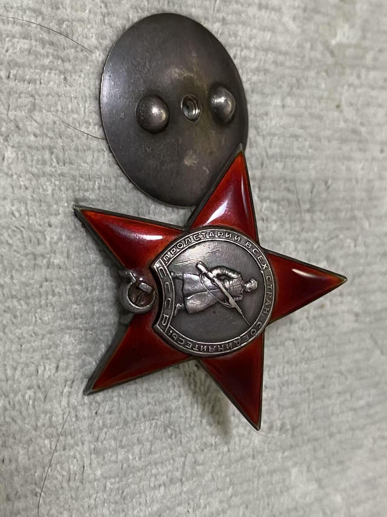 苏联勋章拍卖 8月6日结束 本次有抗美援朝苏联飞行员红旗 击落佩刀F86战机的红旗参拍 机不可失失不再来 找不到的加我qq或者微信都是184277308备注苏章拍卖。最好加微信群每次都会通知还有提前可以一口价的 最近会持续拍卖一些东西。