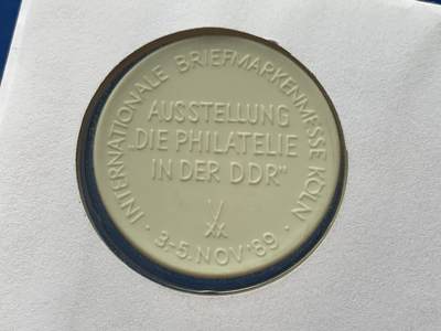 《竞宝斋》第406场 周日，周一，2场连拍 （全场包邮） 德国1989年科隆国际邮票博览会白色陶瓷章纪念邮封 原袋未拆 章直径约:41mm