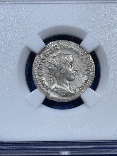 《竞宝斋》第406场 周日，周一，2场连拍 （全场包邮） ZDGS CHXF 5/4 古罗马帝国戈尔迪安三世银币，1安东尼安（相当于2狄纳里），公元238-244年，重5.27克，这个重量还是比较少见的，常见的4克多，甚至有些4克都不到。