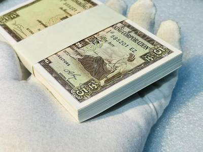 大中华拍卖第786期 - 香港汇丰银行735小棉胎 585201EZ-300 百联绝品无斑 在纸币收藏领域，连号纸币因其稀缺性和特殊性而备受关注。1973年汇丰银行5元100连号纸币，由于其发行年代较早，且连号的完整性，具有较高的收藏价值和投资潜力。