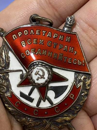 苏联勋章奖章1月5日晚上九点结束在麦稀奇 找不到的加我qq或者微信都是184277308备注苏章拍卖。最好加微信群每次都会通知还有提前可以一口价的 最近会持续拍卖一些东西。 苏联抗美援朝红旗勋章 （大珍） 389721 击落佩刀F86 另击伤一架 好品无磕碰 原环未开  档案齐全 53.7.14法令 14 июля 1953 г. Указ за Корею. 之前太平洋舰队航空团参加过对日作战 之后驾驶米格15入朝作战 有回忆录记录了当时对战 佩刀F86 这种战机的艰难 各种资料都已经翻译 入朝作战击落超音速飞机的战功非常稀有 可遇不可求