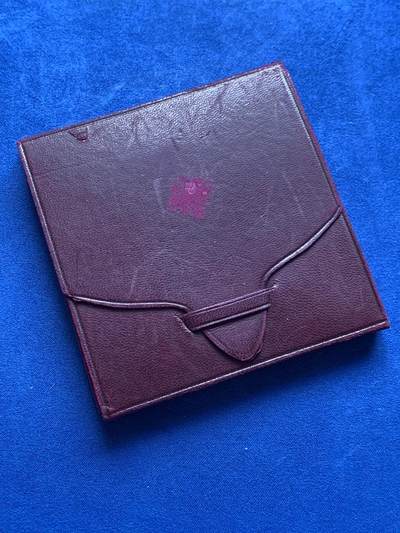 《竞宝斋》第406场 周日，周一，2场连拍 （全场包邮） 法国1910年里昂信贷银行创始人亨利镀金铜质纪念章 超大尺寸 直径80.5mm 重量233g 丰饶角BRONZE边铭 带原盒，状态非常好！