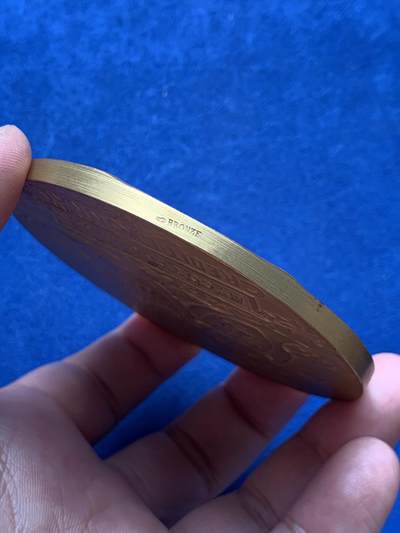 《竞宝斋》第406场 周日，周一，2场连拍 （全场包邮） 法国1910年里昂信贷银行创始人亨利镀金铜质纪念章 超大尺寸 直径80.5mm 重量233g 丰饶角BRONZE边铭 带原盒，状态非常好！