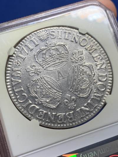 《竞宝斋》第406场 周日，周一，2场连拍 （全场包邮） NGC MS61 法国 1711/o 三王冠埃居银币，巴黎造币厂，银币正面为身着古代罗马式披风的路易十四老年胸像，背面三顶王冠及三个鸢尾花徽组成的图案，中间的字母“A”为巴黎造币厂厂标，此币曾被猫眼姐姐收藏过 盒子背面小磕