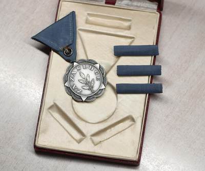 大猫徽章拍卖 第275期 南斯拉夫功勋奖章，这枚奖章1945年至1985年，仅颁发了845枚，为奖章的早期版本，正面缩写为FNRJ，代表着南斯拉夫联邦人民共和国。