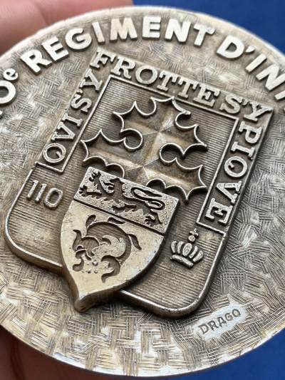 《竞宝斋》第406场 周日，周一，2场连拍 （全场包邮） 法国第110步兵团镀银大铜章 直径79mm 重量182.1g 背面为110步兵团成立以来参加的重大战役