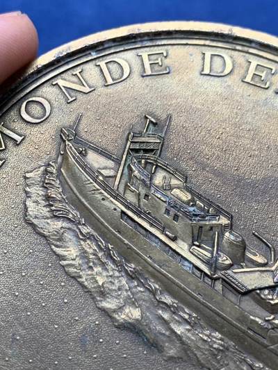 《竞宝斋》第406场 周日，周一，2场连拍 （全场包邮） 法国航海业大铜章少见巨大铜章，法国军人探险家雅克库斯托大铜章 218克，直径89mm，一只手握不过来。