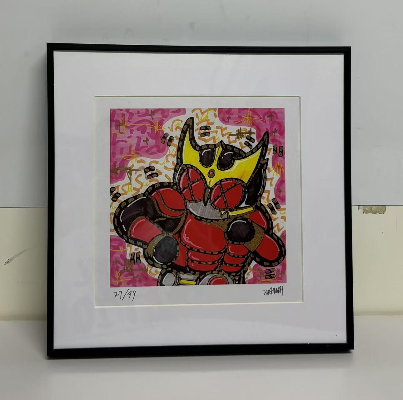 零元拍：歪歪亲笔签名 OWSON 系列作品装饰画《假面骑士》，已做装裱 合金相框尺寸25/25CM。因展品出展，镜框或亚克力可能有轻微划痕，介意勿拍