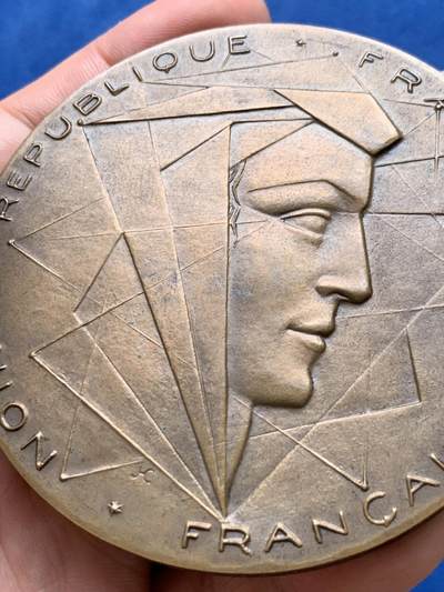 《竞宝斋》第406场 周日，周一，2场连拍 （全场包邮） 1953年法国总统雷内·科蒂纪念大铜章 179.7克 82.2mm 丰饶角铜标