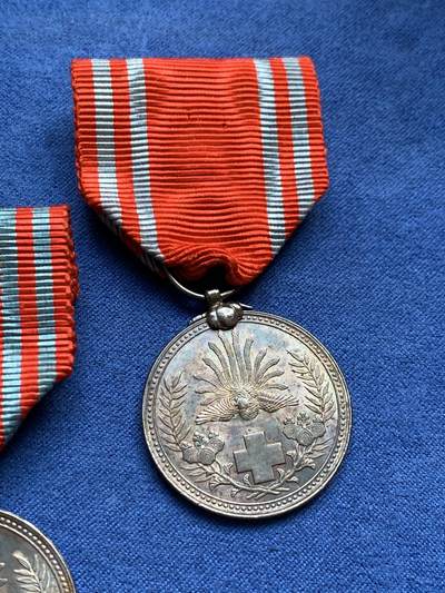 《竞宝斋》第406场 周日，周一，2场连拍 （全场包邮） 日本红十字会银章两枚 总重约25.8克