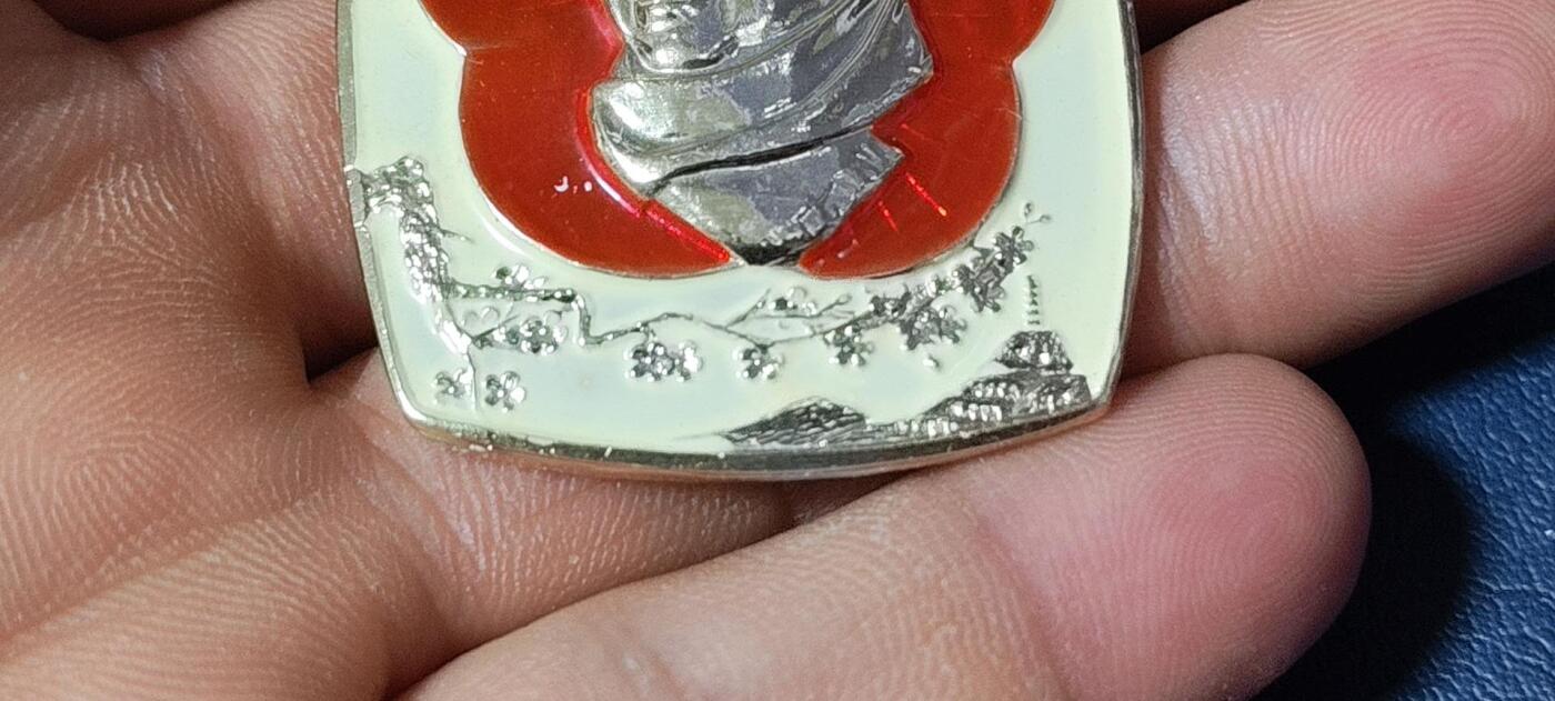 毛主席像章，梅花章和挥手章 漂亮的异形方版彩色梅花像章，品相尺寸如图，4303系列套章之一