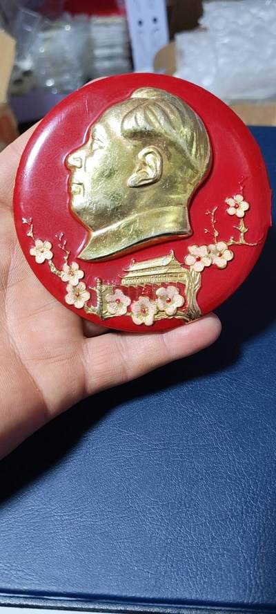 精品毛主席像章拍场，梅花章和挥手章 - 漂亮的大梅花像章，品相尺寸如图