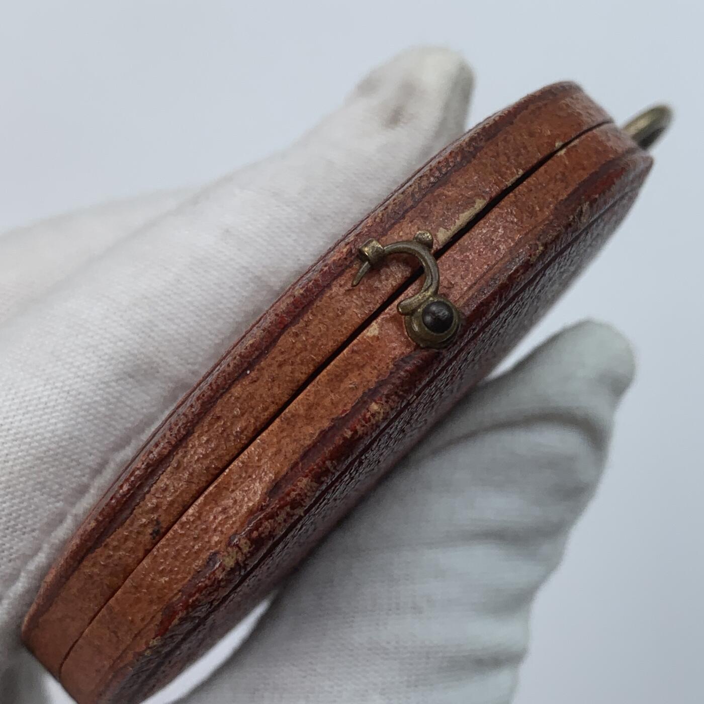 掌中浮雕-藏着的欧洲第032场 1877年法国宗教仪式镀金铜章， 61.5mm，为吊环特别改造的盒子